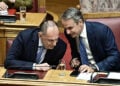 Κυριάκος Μητσοτάκης και Γιώργος Γεραπετρίτης στα κυβερνητικά έδρανα (φωτ.: EUROKINISSI / Μιχάλης Καραγιάννης)