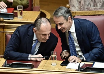 Κυριάκος Μητσοτάκης και Γιώργος Γεραπετρίτης στα κυβερνητικά έδρανα (φωτ.: EUROKINISSI / Μιχάλης Καραγιάννης)