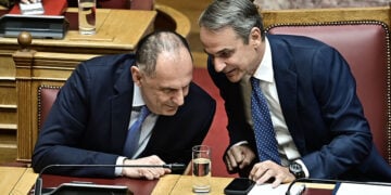 Κυριάκος Μητσοτάκης και Γιώργος Γεραπετρίτης στα κυβερνητικά έδρανα (φωτ.: EUROKINISSI / Μιχάλης Καραγιάννης)