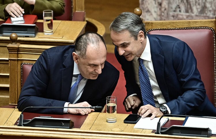 Κυριάκος Μητσοτάκης και Γιώργος Γεραπετρίτης στα κυβερνητικά έδρανα (φωτ.: EUROKINISSI / Μιχάλης Καραγιάννης)