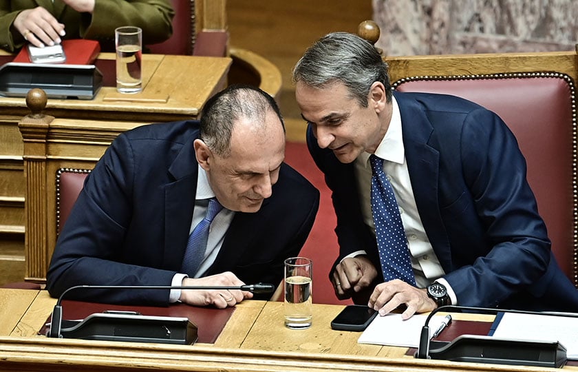 Κυριάκος Μητσοτάκης και Γιώργος Γεραπετρίτης στα κυβερνητικά έδρανα (φωτ.: EUROKINISSI / Μιχάλης Καραγιάννης)