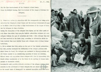 Η πρώτη σελίδα του σημειώματος του Φρίντγιοφ Νάνσεν, της 10ης Οκτωβρίου 1922, για τους άνδρες πρόσφυγες που είχαν οδηγηθεί στα τάγματα εργασίας, και ο ίδιος ανάμεσα σε Έλληνες πρόσφυγες στη Ραιδεστό (πηγές: Ψηφιακό Αρχείο Ελευθερίου Βενιζέλου / ICRC Archives – Wikimedia Commons· σύνθεση: pontosnews.gr)