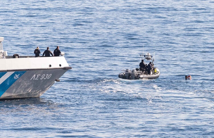 Από την επιχείρηση διάσωσης στο ναυάγιο της Σάμου (φωτ.: EUROKINISSI)