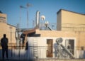 H ταράτσα της πολυκατοικίας στην οδό Νέστορος στη Νίκαια, όπου εντοπίστηκε παλαιός οπλισμός. Σάββατο 17 Οκτωβρίου 2026 (φωτ.: EUROKINISSI / Δανάη Δαυλοπούλου)