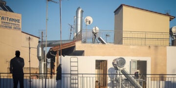 H ταράτσα της πολυκατοικίας στην οδό Νέστορος στη Νίκαια, όπου εντοπίστηκε παλαιός οπλισμός. Σάββατο 17 Οκτωβρίου 2026 (φωτ.: EUROKINISSI / Δανάη Δαυλοπούλου)