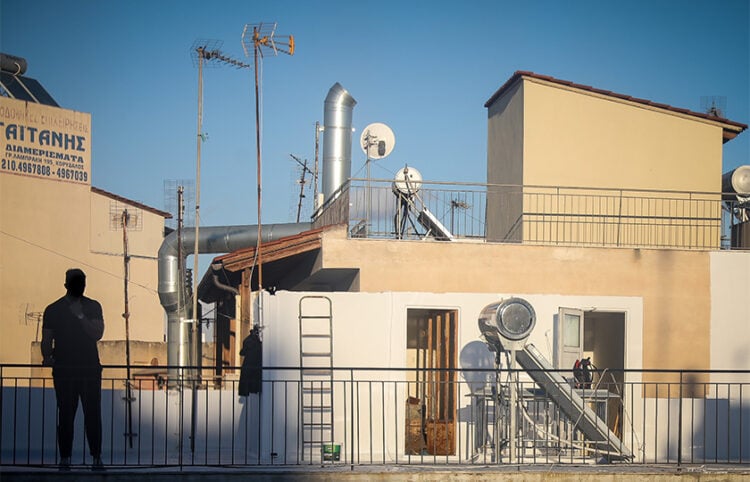 H ταράτσα της πολυκατοικίας στην οδό Νέστορος στη Νίκαια, όπου εντοπίστηκε παλαιός οπλισμός. Σάββατο 17 Οκτωβρίου 2026 (φωτ.: EUROKINISSI / Δανάη Δαυλοπούλου)