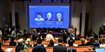 Μέλη της Συνέλευσης Νόμπελ ανακοινώνουν τους νικητές του Νόμπελ Ιατρικής 2026 στο Ινστιτούτο Καρολίνσκα της Στοκχόλμης, στις 5 Οκτωβρίου 2026 (φωτ.: EPA / Pontus Lundahl)