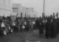 Ορφανά παιδιά Ελλήνων και Αρμενίων, με τα λιγοστά υπάρχοντά τους στην προβλήτα της Κωνσταντινούπολης, περιμένοντας μεταφορά στην Ελλάδα, στα τέλη του 1922 (φωτ.: Αρχείο Near East Relief / Near East Relief Historical Society)