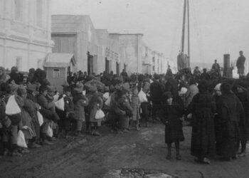 Ορφανά παιδιά Ελλήνων και Αρμενίων, με τα λιγοστά υπάρχοντά τους στην προβλήτα της Κωνσταντινούπολης, περιμένοντας μεταφορά στην Ελλάδα, στα τέλη του 1922 (φωτ.: Αρχείο Near East Relief / Near East Relief Historical Society)