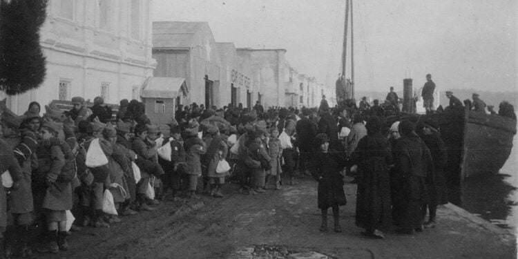 Ορφανά παιδιά Ελλήνων και Αρμενίων, με τα λιγοστά υπάρχοντά τους στην προβλήτα της Κωνσταντινούπολης, περιμένοντας μεταφορά στην Ελλάδα, στα τέλη του 1922 (φωτ.: Αρχείο Near East Relief / Near East Relief Historical Society)