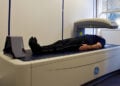 Εξέταση με σύστημα DXA στην κλινική της μελέτης ALSPAC στο Μπρίστολ της Βρετανίας (φωτ.: Wikimedia Commons / Nick Smith)