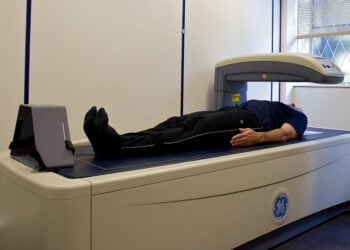 Εξέταση με σύστημα DXA στην κλινική της μελέτης ALSPAC στο Μπρίστολ της Βρετανίας (φωτ.: Wikimedia Commons / Nick Smith)
