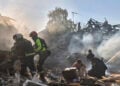 Ουκρανοί διασώστες στο σημείο ρωσικού αεροπορικού πλήγματος σε κατοικημένη περιοχή του Χαρκόβου, στις 11 Οκτωβρίου 2026 (φωτ.: EPA / Sergey Kozlov)