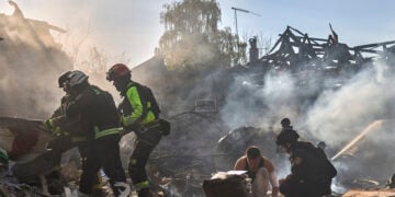 Ουκρανοί διασώστες στο σημείο ρωσικού αεροπορικού πλήγματος σε κατοικημένη περιοχή του Χαρκόβου, στις 11 Οκτωβρίου 2026 (φωτ.: EPA / Sergey Kozlov)