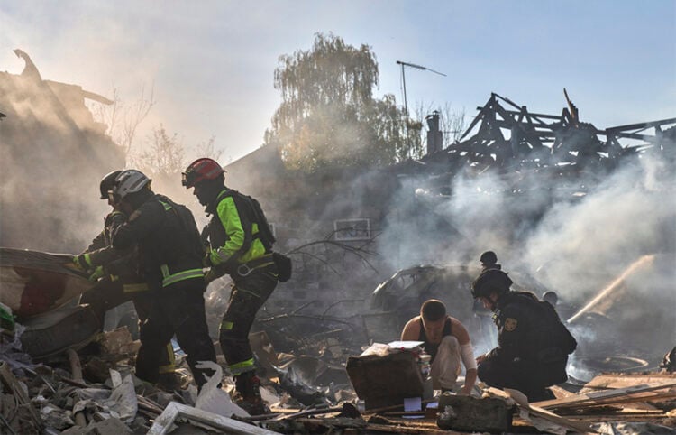 Ουκρανοί διασώστες στο σημείο ρωσικού αεροπορικού πλήγματος σε κατοικημένη περιοχή του Χαρκόβου, στις 11 Οκτωβρίου 2026 (φωτ.: EPA / Sergey Kozlov)