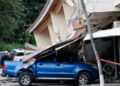 Διασώστης ελέγχει κτήριο που υπέστη ζημιές από τον σεισμό των 7,7 Ρίχτερ στην Πενονομέ του Παναμά, στις 9 Οκτωβρίου 2026 (φωτ.: EPA / Bienvenido Velasco)