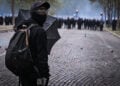 Διαδηλωτής κρατά πέτρα κατά τη διάρκεια επεισοδίων με την αστυνομία, μετά από πορεία μαθητών και συνδικάτων για τις συνθήκες στην εκπαίδευση, στο Παρίσι, στις 13 Οκτωβρίου 2026 (φωτ.: EPA / Firas Abdullah)