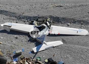 Συντρίμμια του μονοκινητήριου αεροσκάφους στην Κονταριώτισσα Πιερίας, την Κυριακή 18 Οκτωβρίου 2026 (φωτ.: ΕΡΤnews)