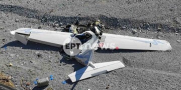 Συντρίμμια του μονοκινητήριου αεροσκάφους στην Κονταριώτισσα Πιερίας, την Κυριακή 18 Οκτωβρίου 2026 (φωτ.: ΕΡΤnews)