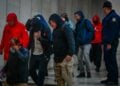 Εικόνα από την ΓΑΔΑ κατά τη μεταγωγή των κατηγορούμενων στην υπόθεση της Pizza Fan, στα δικαστήρια της πρώην σχολής Ευελπίδων (φωτ.: Eurokinissi)