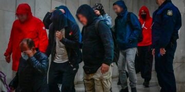 Εικόνα από την ΓΑΔΑ κατά τη μεταγωγή των κατηγορούμενων στην υπόθεση της Pizza Fan, στα δικαστήρια της πρώην σχολής Ευελπίδων (φωτ.: Eurokinissi)
