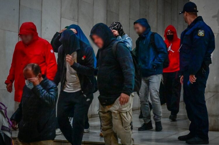 Εικόνα από την ΓΑΔΑ κατά τη μεταγωγή των κατηγορούμενων στην υπόθεση της Pizza Fan, στα δικαστήρια της πρώην σχολής Ευελπίδων (φωτ.: Eurokinissi)