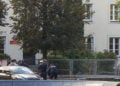 Δυνάμεις έκτακτης ανάγκης στο Επαγγελματικό Σχολικό Συγκρότημα αρ. 4 της Οστρολέκα, στην Πολωνία, μετά την επίθεση με μαχαίρι, στις 7 Οκτωβρίου 2026 (φωτ.: EPA / Artur Reszko)