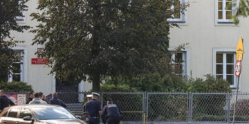 Δυνάμεις έκτακτης ανάγκης στο Επαγγελματικό Σχολικό Συγκρότημα αρ. 4 της Οστρολέκα, στην Πολωνία, μετά την επίθεση με μαχαίρι, στις 7 Οκτωβρίου 2026 (φωτ.: EPA / Artur Reszko)