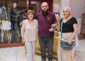 Η δωρήτρια Παναγιώτα Ευφραιμίδου (δεξιά) παραδίδει συμβολικά τα κλειδιά. Κυριακή 11 Οκτωβρίου 2026 (φωτ.: Facebook / Σύλλογος Ποντίων Μακροχωρίου)