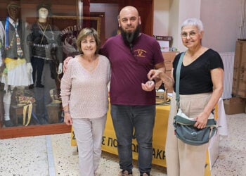Η δωρήτρια Παναγιώτα Ευφραιμίδου (δεξιά) παραδίδει συμβολικά τα κλειδιά. Κυριακή 11 Οκτωβρίου 2026 (φωτ.: Facebook / Σύλλογος Ποντίων Μακροχωρίου)