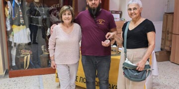 Η δωρήτρια Παναγιώτα Ευφραιμίδου (δεξιά) παραδίδει συμβολικά τα κλειδιά. Κυριακή 11 Οκτωβρίου 2026 (φωτ.: Facebook / Σύλλογος Ποντίων Μακροχωρίου)