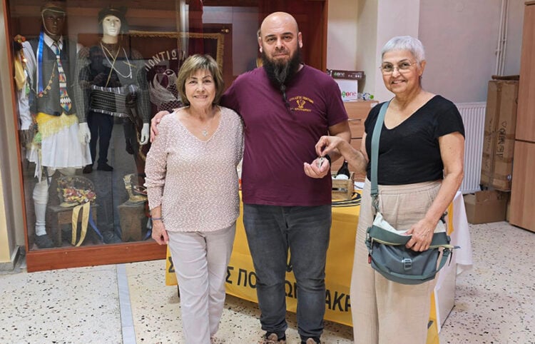 Η δωρήτρια Παναγιώτα Ευφραιμίδου (δεξιά) παραδίδει συμβολικά τα κλειδιά. Κυριακή 11 Οκτωβρίου 2026 (φωτ.: Facebook / Σύλλογος Ποντίων Μακροχωρίου)