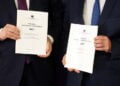 Ο υπουργός Εθνικής Οικονομίας και Οικονομικών Κυριάκος Πιερρακάκης και ο υφυπουργός Θάνος Πετραλιάς με το προσχεδίου του Κρατικού Προϋπολογισμού για το 2027. Δευτέρα 5 Οκτωβρίου 2026 (φωτ.: ΑΠΕ-ΜΠΕ / Ορέστης Παναγιώτου)