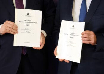 Ο υπουργός Εθνικής Οικονομίας και Οικονομικών Κυριάκος Πιερρακάκης και ο υφυπουργός Θάνος Πετραλιάς με το προσχεδίου του Κρατικού Προϋπολογισμού για το 2027. Δευτέρα 5 Οκτωβρίου 2026 (φωτ.: ΑΠΕ-ΜΠΕ / Ορέστης Παναγιώτου)