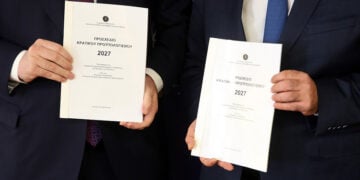 Ο υπουργός Εθνικής Οικονομίας και Οικονομικών Κυριάκος Πιερρακάκης και ο υφυπουργός Θάνος Πετραλιάς με το προσχεδίου του Κρατικού Προϋπολογισμού για το 2027. Δευτέρα 5 Οκτωβρίου 2026 (φωτ.: ΑΠΕ-ΜΠΕ / Ορέστης Παναγιώτου)