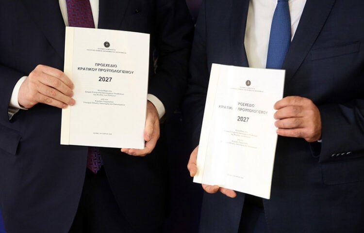 Ο υπουργός Εθνικής Οικονομίας και Οικονομικών Κυριάκος Πιερρακάκης και ο υφυπουργός Θάνος Πετραλιάς με το προσχεδίου του Κρατικού Προϋπολογισμού για το 2027. Δευτέρα 5 Οκτωβρίου 2026 (φωτ.: ΑΠΕ-ΜΠΕ / Ορέστης Παναγιώτου)