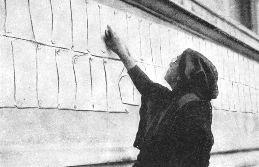 Γυναίκα εξετάζει καταλόγους με ονόματα ανθρώπων που αναζητούσαν οι συγγενείς τους, στα παλιά βασιλικά ανάκτορα της Αθήνας, όπου στεγάζονταν γραφεία της Near East Relief (φωτ.: Near East Relief Historical Society)