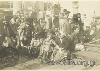 Πρόσφυγες από την Κιλικία στο κατάστρωμα του ατμόπλοιου «Βασιλεύς Κωνσταντίνος», 1922 (πηγή: Λεύκωμα Αναστάσιου Κανελλόπουλου, Φωτογραφικό Αρχείο ΕΛΙΑ-ΜΙΕΤ)