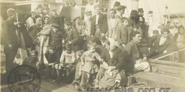 Πρόσφυγες από την Κιλικία στο κατάστρωμα του ατμόπλοιου «Βασιλεύς Κωνσταντίνος», 1922 (πηγή: Λεύκωμα Αναστάσιου Κανελλόπουλου, Φωτογραφικό Αρχείο ΕΛΙΑ-ΜΙΕΤ)