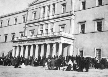 Πρόσφυγες έξω από τα παλιά ανάκτορα της Αθήνας, το 1922. Στο κτήριο λειτουργούσαν υπηρεσίες αρωγής και αναζήτησης αγνοουμένων συγγενών (φωτ.: Library of Congress / American National Red Cross)