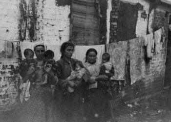 Τρεις γυναίκες με παιδιά στο στρατόπεδο Λεμπέτ της Θεσσαλονίκης, το 1922 (φωτ.: Αρχείο Ruth A. Parmelee / Hoover Institution Library & Archives)
