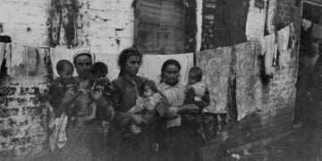 Τρεις γυναίκες με παιδιά στο στρατόπεδο Λεμπέτ της Θεσσαλονίκης, το 1922 (φωτ.: Αρχείο Ruth A. Parmelee / Hoover Institution Library & Archives)
