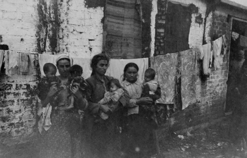 Τρεις γυναίκες με παιδιά στο στρατόπεδο Λεμπέτ της Θεσσαλονίκης, το 1922 (φωτ.: Αρχείο Ruth A. Parmelee / Hoover Institution Library & Archives)