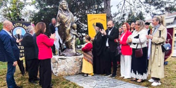 Το Μνημείο Γενοκτονίας των Ελλήνων του Πόντου στην Πτολεμαΐδα, την ημέρα των αποκαλυπτηρίων του, 11 Οκτωβρίου 2026 (φωτ.: Μητρόπολη Φλωρίνης, Πρεσπών και Εορδαίας)
