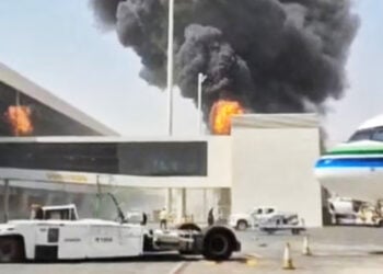 Καπνός και φλόγες στο αεροδρόμιο «Βασιλιάς Χαλίντ» του Ριάντ, στις 8 Οκτωβρίου 2026, μετά την επίθεση για την οποία ανέλαβαν την ευθύνη οι Χούθι της Υεμένης. Στιγμιότυπο από βίντεο στα μέσα κοινωνικής δικτύωσης