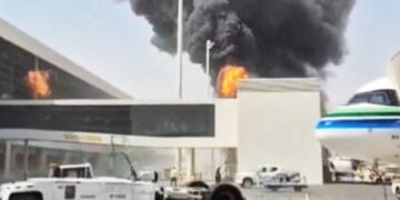 Καπνός και φλόγες στο αεροδρόμιο «Βασιλιάς Χαλίντ» του Ριάντ, στις 8 Οκτωβρίου 2026, μετά την επίθεση για την οποία ανέλαβαν την ευθύνη οι Χούθι της Υεμένης. Στιγμιότυπο από βίντεο στα μέσα κοινωνικής δικτύωσης