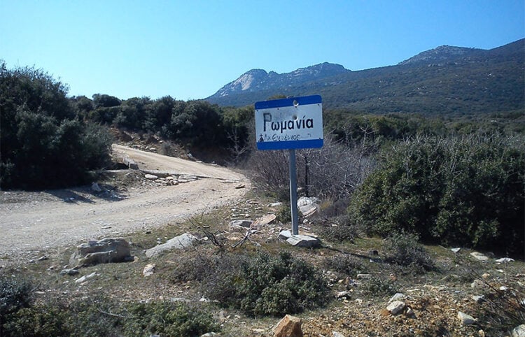 Η πινακίδα «Ρωμανία» στα Πετρωτά Ροδόπης, στον τόπο όπου ο Μιχάλης Χαραλαμπίδης οραματίστηκε τη δημιουργία μιας νέας πόλης, σε αρχειακή φωτογραφία (φωτ.: ale3andro / Greece.com)