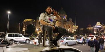Με κάθε τρόπο πανηγύριζαν όλη νύχτα οι οπαδοί της «Φοιτητικής Λίστας» (φωτ.: EPA / Andrej Cukic)