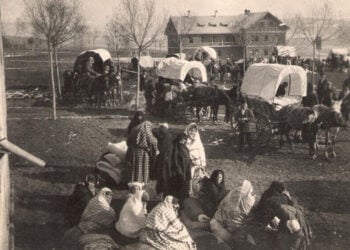 Παιδιά ετοιμάζονται να αναχωρήσουν με άμαξες από το ορφανοτροφείο της Near East Relief στη Σεβάστεια, 1922-1923 (φωτ.: Little Traverse History Museum / Συλλογή Harry C. Moffett)