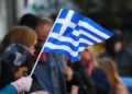 Ελληνική σημαία στη μαθητική παρέλαση της Θεσσαλονίκης για την επέτειο της 28ης Οκτωβρίου 1940 στην Θεσσαλονίκη. Τρίτη 27 Οκτωβρίου 2026 (φωτ.: EUROKINISSI / Νάσος Σιμόπουλος)